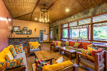 Loungebereich der Lodge mit gemütlichen Sofas