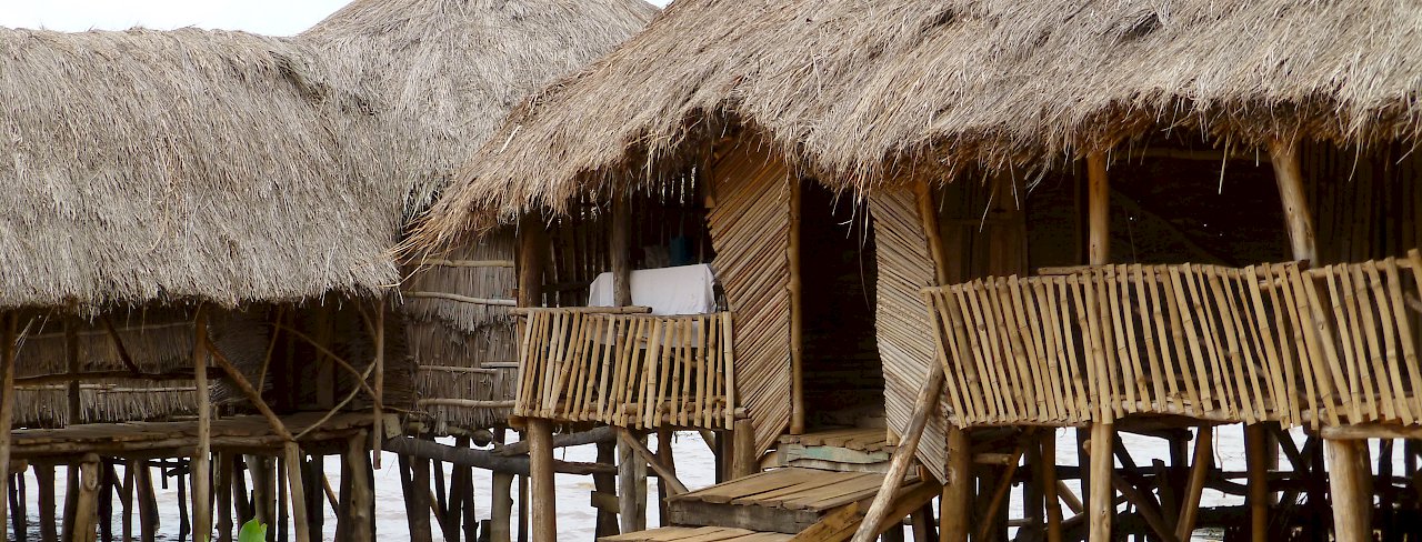 Außenbereich mit strohbedeckten Dächern der Eco Benin Lodge Possotome